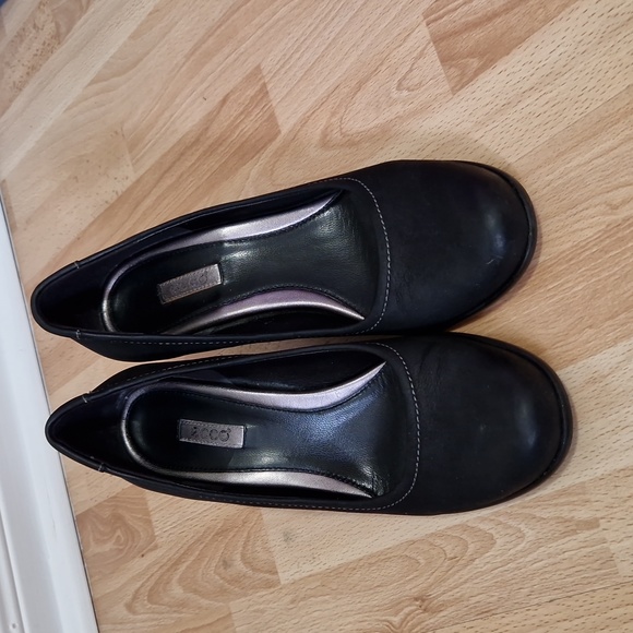 Black ECCO nubuck pumps with 3.5 inch heels - Picture 2 of 6